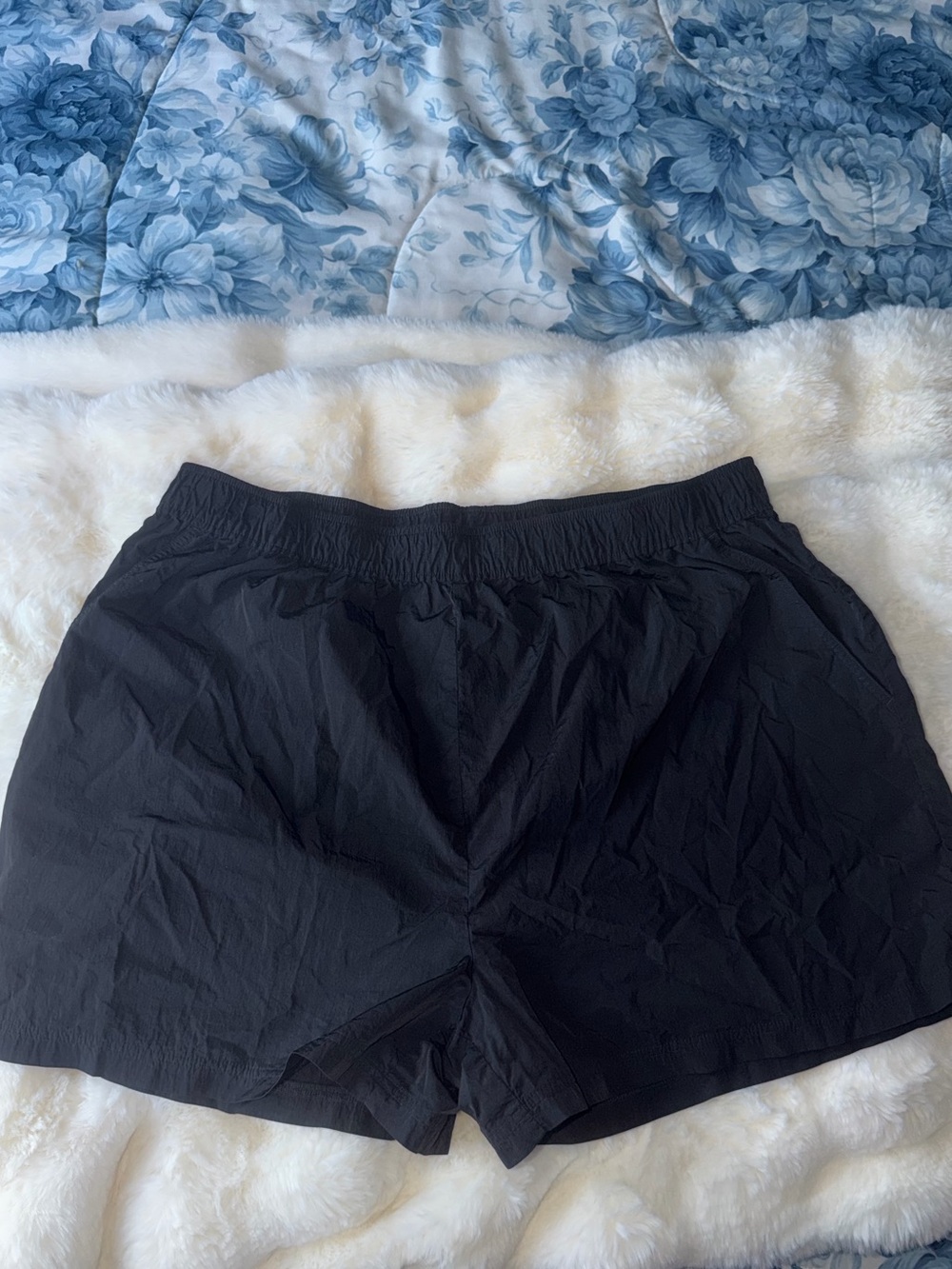 TNA/Aritzia Women's Black Garbage Bag Style Athletic Elastic-Waist Shorts